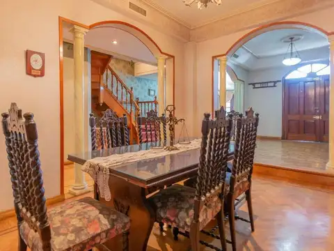 Casa 8 ambientes con 4 baños