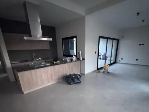 Casa 3 ambientes con 2 baños