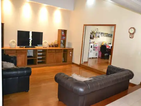 Casa en Venta con 3 cocheras