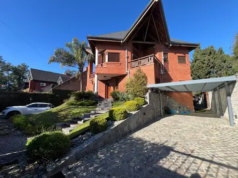 Casa 8 ambientes con 5 baños