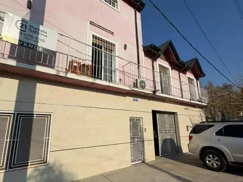 Casa en venta con local sobre avenida en Moreno