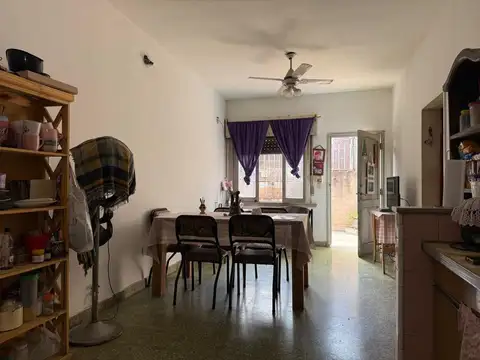 Casa 6 ambientes con 2 baños