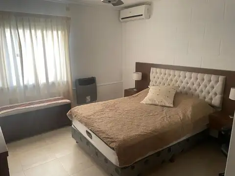 Casa en Alquiler con 1 cochera