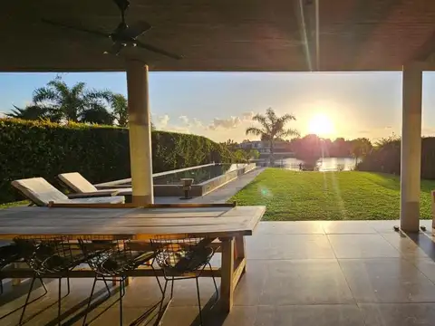 Casa 4 ambientes con 5 baños