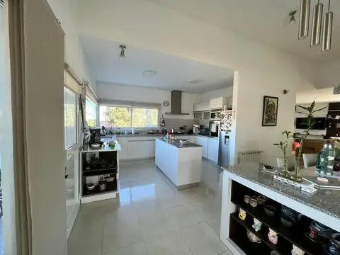 Casa 5 ambientes con 4 baños