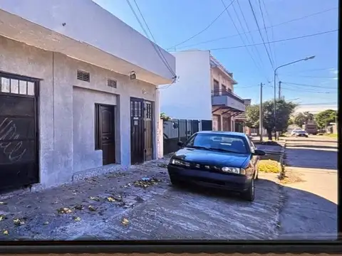 Venta Dos Casas con Local sobre Avenida