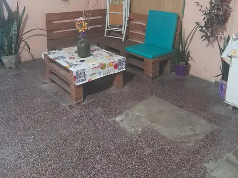 Venta Dos Casas con Local sobre Avenida