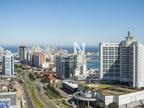 Hermoso Penthouse en venta con vista panorámica, Alexander Boulevard. Punta del Este.