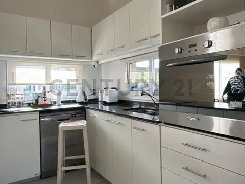 Casa en Alquiler con 2 cocheras