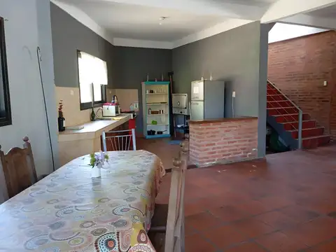Casa 6 ambientes con 2 baños