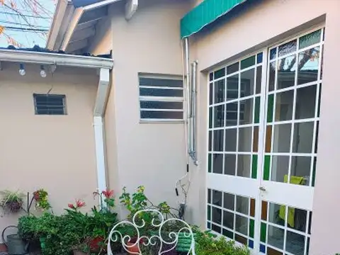 VENTA CASA 4 AMB VILLA BALLESTER. LOTE PROPIO Con Cochera, parrilla y Quincho.