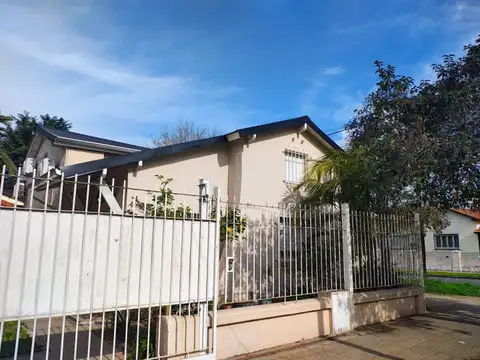 VENTA CASA 4 AMB VILLA BALLESTER. LOTE PROPIO Con Cochera, parrilla y Quincho.