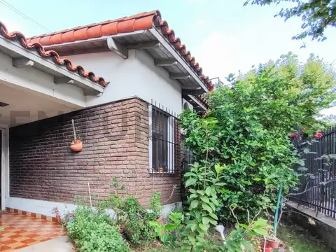 VENTA CASA 3 AMBIENTES CON GARAGE Y PATIO - Ciudadela Sur – Acepta Permuta