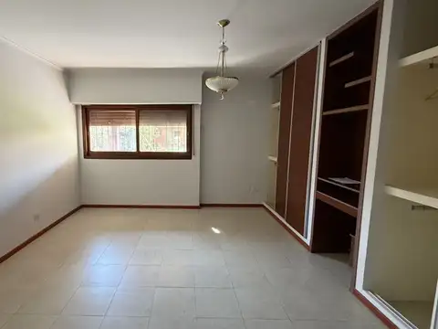 Casa en Alquiler con 1 cochera