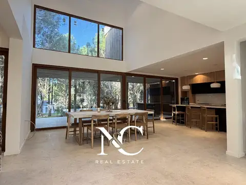 Casa 7 ambientes con 5 baños