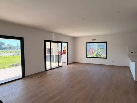 Casa 4 ambientes con 2 baños