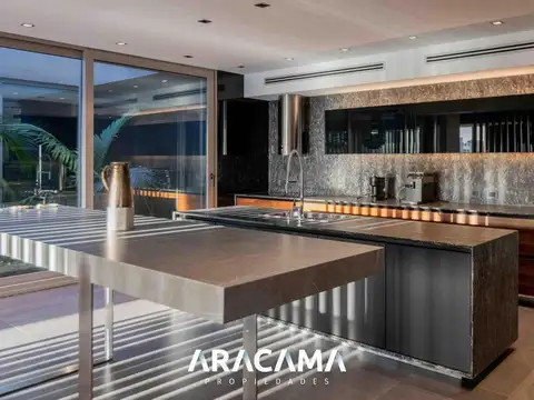 Casa en Venta con 4 cocheras