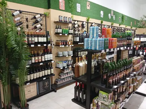 Excelente Almacen para ingresar en la zona de Floresta.
