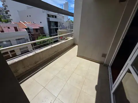  RESERVADO  Excelente monoambiente al frente con balcón aterrazado con parrilla!