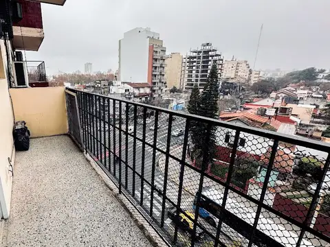 2 AMBIENTES AL FRENTE CON BALCON