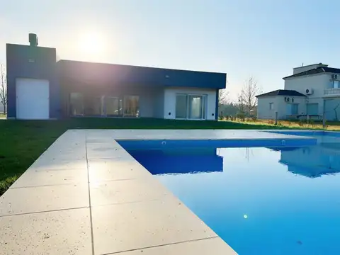 Casa en Venta con 2 cocheras