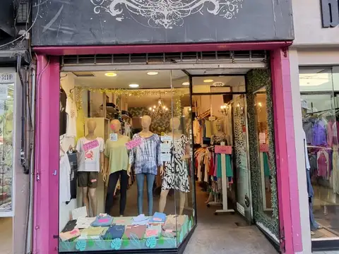 Excelente Local en pleno centro comercial de Villa del Parque.