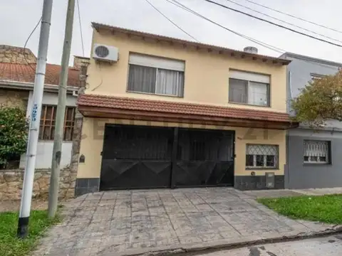 CASA AMPLIA Y LISTA PARA MUDARTE | 4 AMB + 2 COCHERAS + PATIO + TERRAZA | GERLI