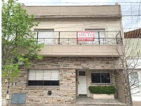 P.H  4 AMBIENTES  PRIMER PISO   PATIO 5  X 3,6   BALCÓN 