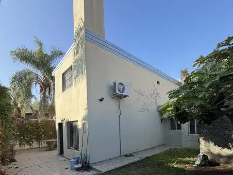 Venta casa de pasillo único 3 dormitorios con patio y jardín con parrillero – Alberdi, Rosario