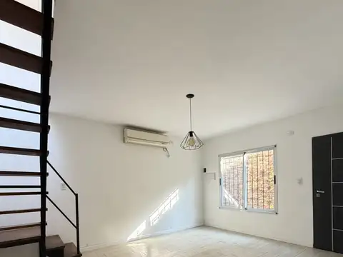 Venta casa de pasillo único 3 dormitorios con patio y jardín con parrillero – Alberdi, Rosario