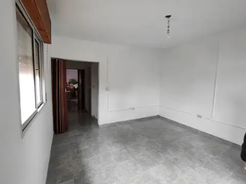Venta casa de pasillo único 3 dormitorios con patio y jardín con parrillero – Alberdi, Rosario
