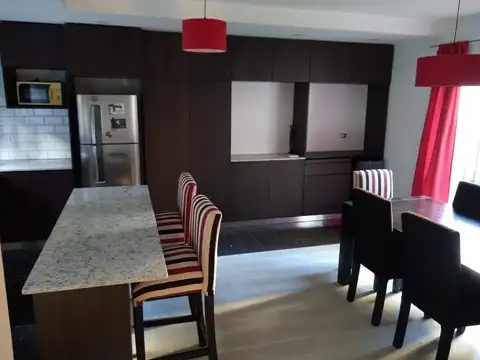 Venta casa de pasillo único 3 dormitorios con patio y jardín con parrillero – Alberdi, Rosario