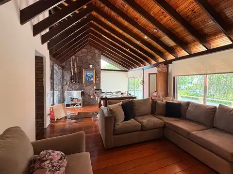 Casa en Venta con 2 cocheras