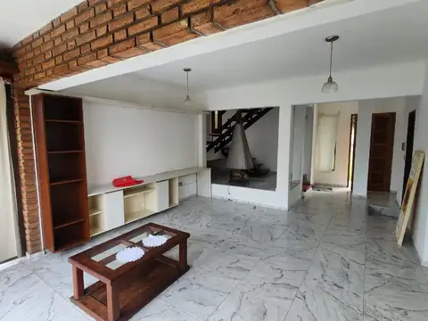 Casa 10 ambientes con 3 baños