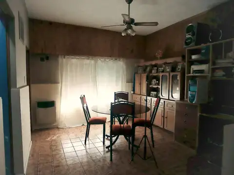Casa 6 ambientes con 2 baños