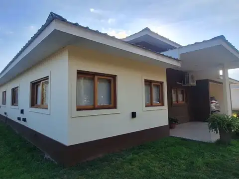 Casa en Alquiler con 4 cocheras