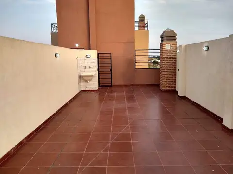 GRAN MONOAMBIENTE con COCHERA y TERRAZA PROPIA.