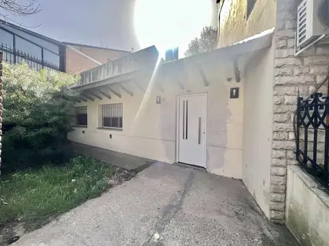 CASA EN VENTA DE 3 DORMITORIOS CON COCHERA - BARRIO SALADILLO
