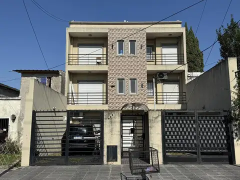 EXCELENTE DTO 2 AMB. PLANTA BAJA, COCHERA PROPIA Y FDO DE 6MTS,APTO CREDITO, CONSULTE!