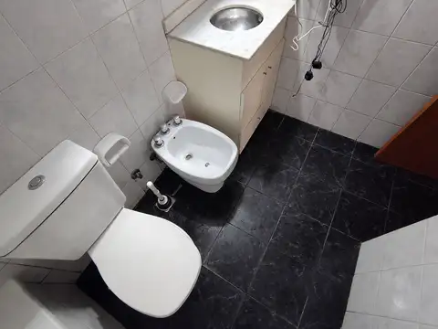 DEPARTAMENTO 1 AMB DIVIDIDO VENTA BALCÓN EN FLORES