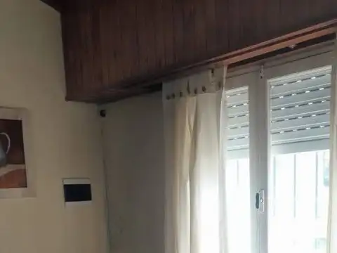 C 21 LOPAZZO - OPORTUNIDAD VENDEMOS CASA REFACCIONADA CON GAS DE RED EN CLAROMECO