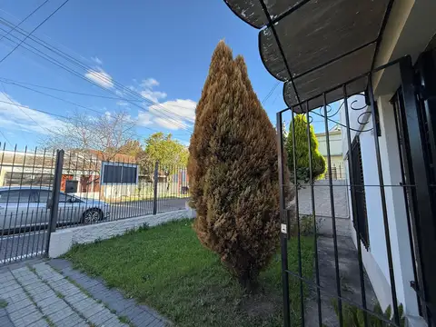 CASA 4 AMBIENTES VENTA LOMAS DE ZAMORA CON JARDÍN