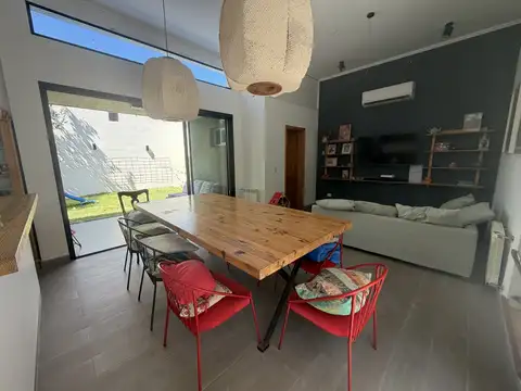 Casa 4 ambientes con 2 baños