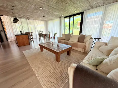 Casa 3 ambientes con 2 baños
