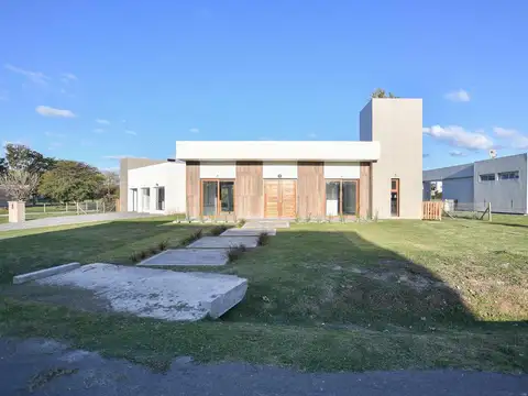 Casa en Venta con 3 cocheras