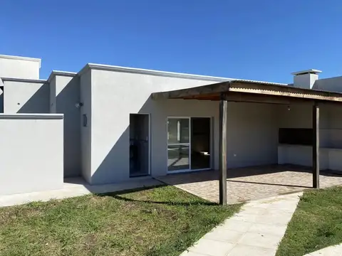 Casa en Alquiler con 2 cocheras