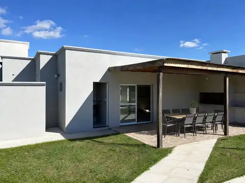 Casa 4 ambientes con 3 baños