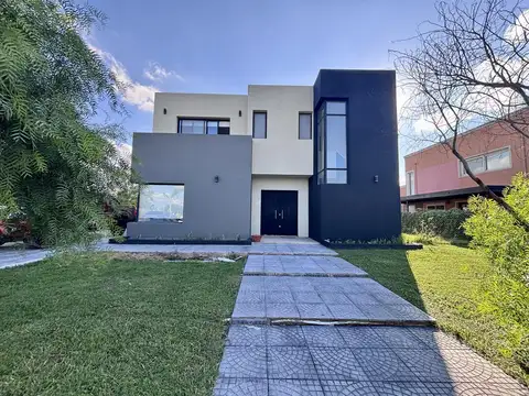 VENTA CASA SAN SEBASTIAN AREA 1 - 5 AMBIENTES - USO INTERNO