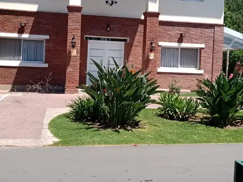 Casa en Venta: Dos plantas.5 suites. Excelente estado.