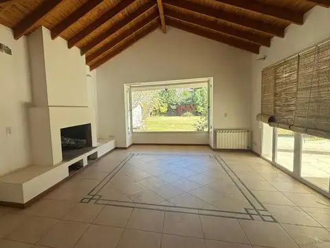 Casa 8 ambientes con 3 baños